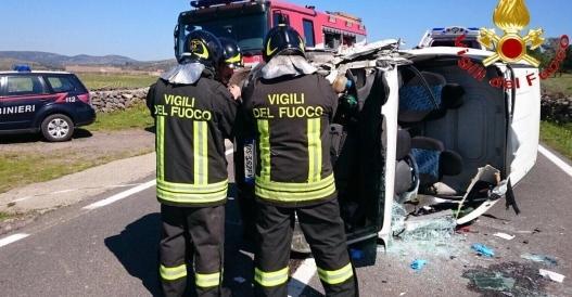 Pozzomaggiore, fuori strada con il Doblò: ferito un 67enne