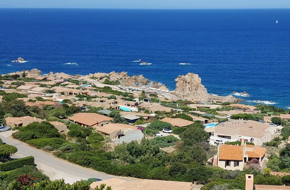 Urbanistica, premi di cubatura per gli alberghi anche entro i 300 metri dal mare: è scontro