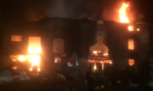 Castelvetro, casa va in fiamme: 30 pompieri sul posto 