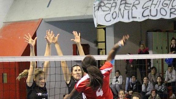 Un'azione di volley femminile nelal palestra di San Paolo