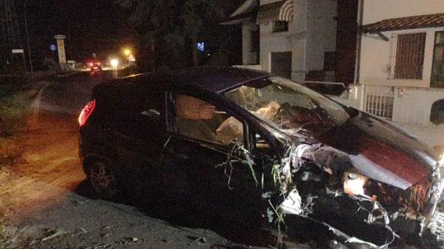 Argenta, fuori strada in auto contro un palo della luce