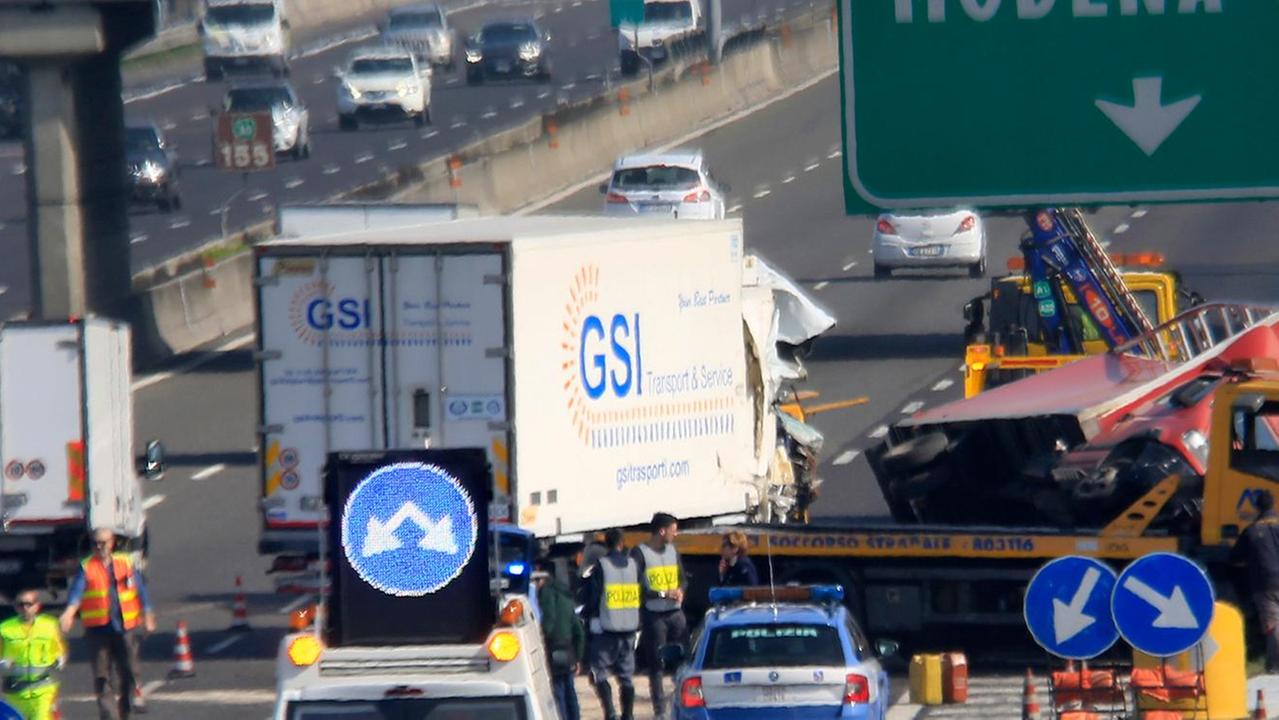Modena, venerdì 17, code infinite per scontri a catena in A1