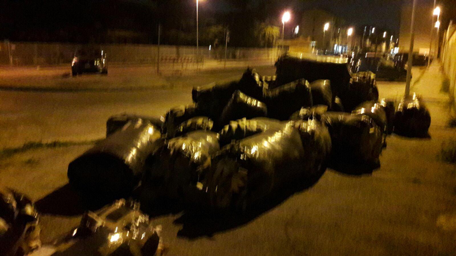 I sacchi neri abbanodndati nel piazzale di fronte alla scuola Ciliani in via Taro
