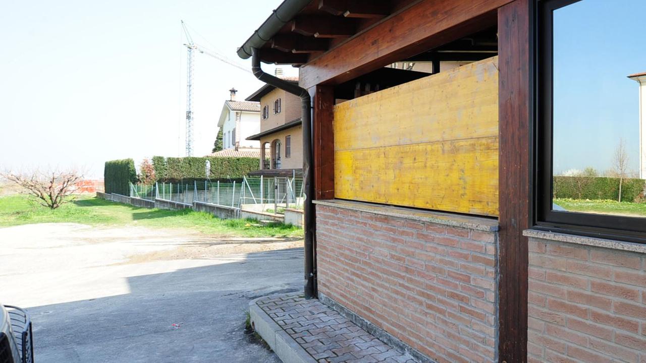 Castelvetro, furgone ariete contro bar: quattro colpi in 10 giorni