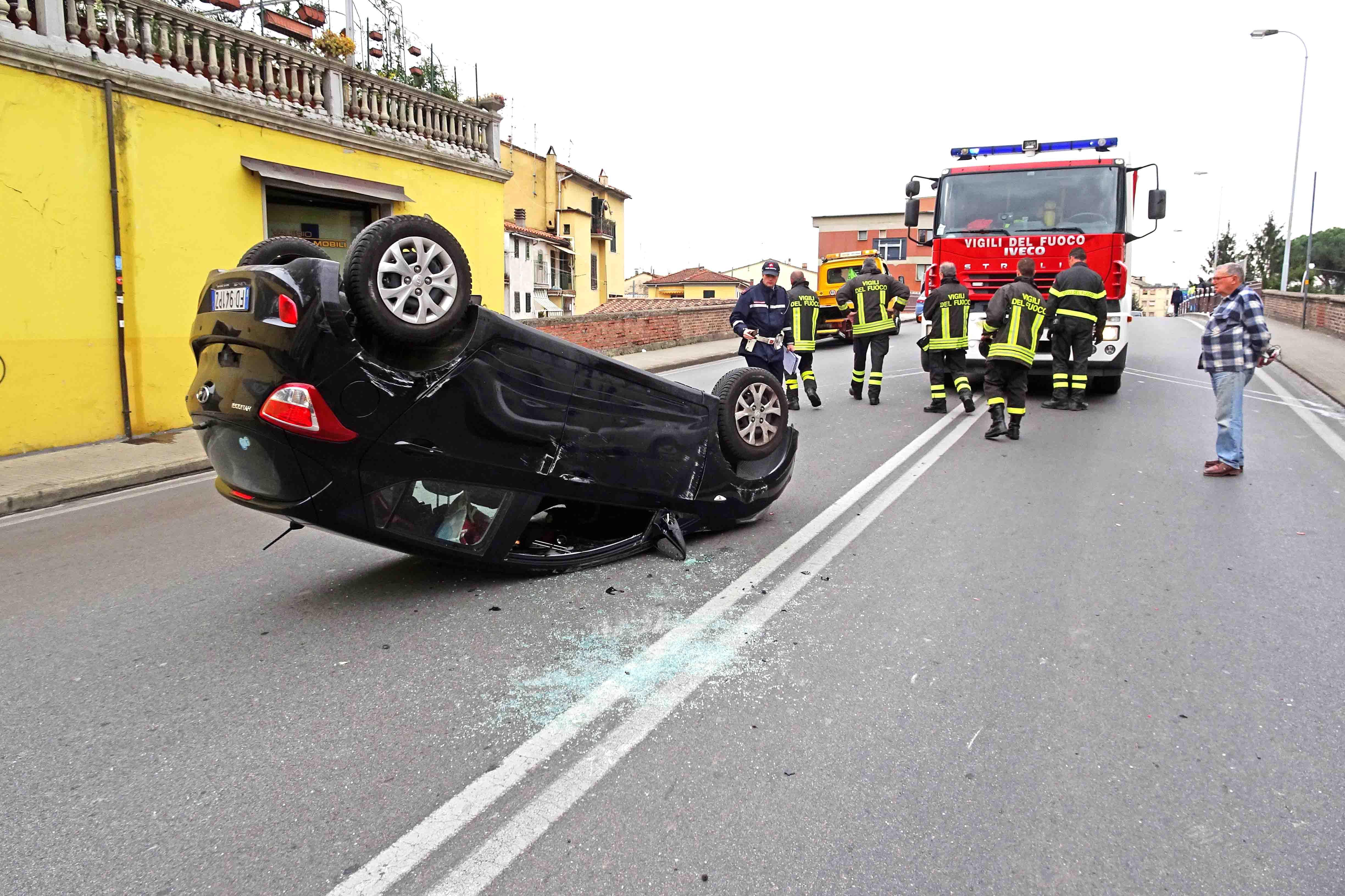 Auto tampona e si ribalta sul ponte dell'Arca - Video