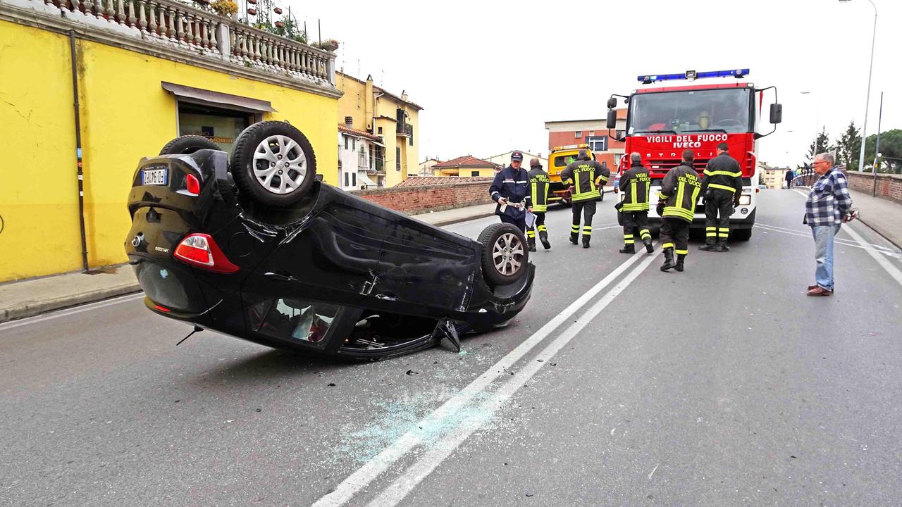 Auto tampona e si ribalta sul ponte dell'Arca - Video