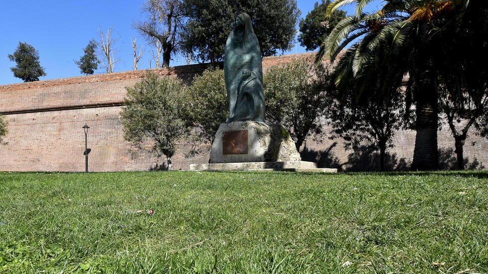 Il pratino dei giardini pubblici a Porta Corsica lungo via Ximenes (foto Agenzia Bf)