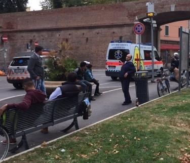 Una delle panchine di Porta Corsica prima che venissero tolte dal Comune 