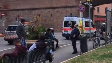 Una delle panchine di Porta Corsica prima che venissero tolte dal Comune