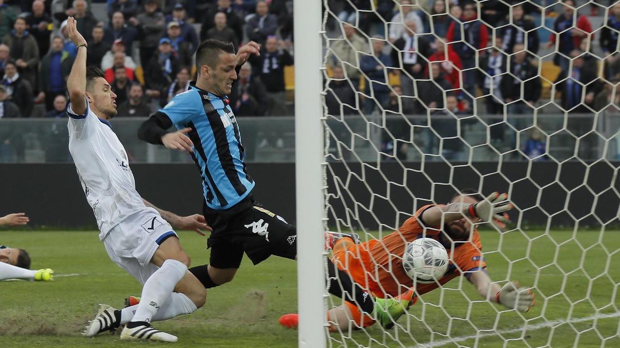 Il gol di Manaj (foto Muzzi)