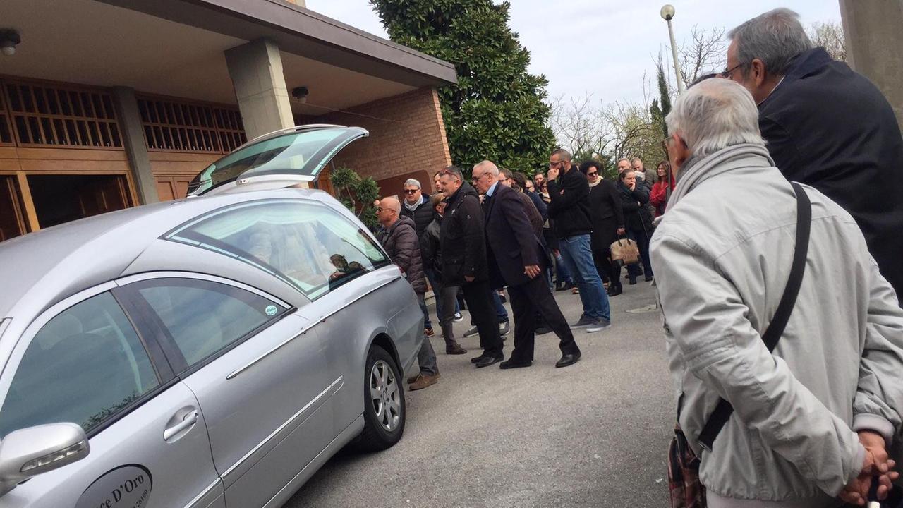I funerali della trentenne trovata morta in albergo a Firenze (foto Batavia)