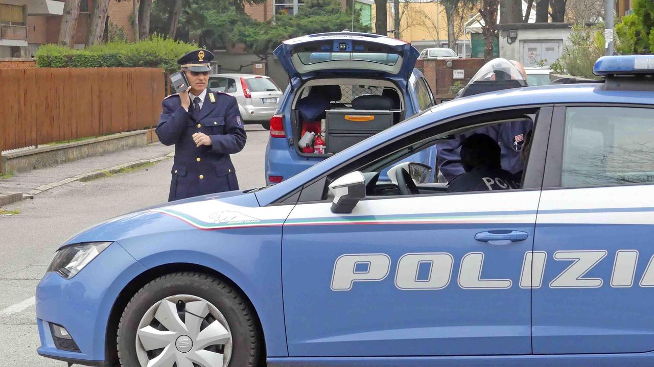 Ferrara, uno sparo in aria ma l'auto non si ferma