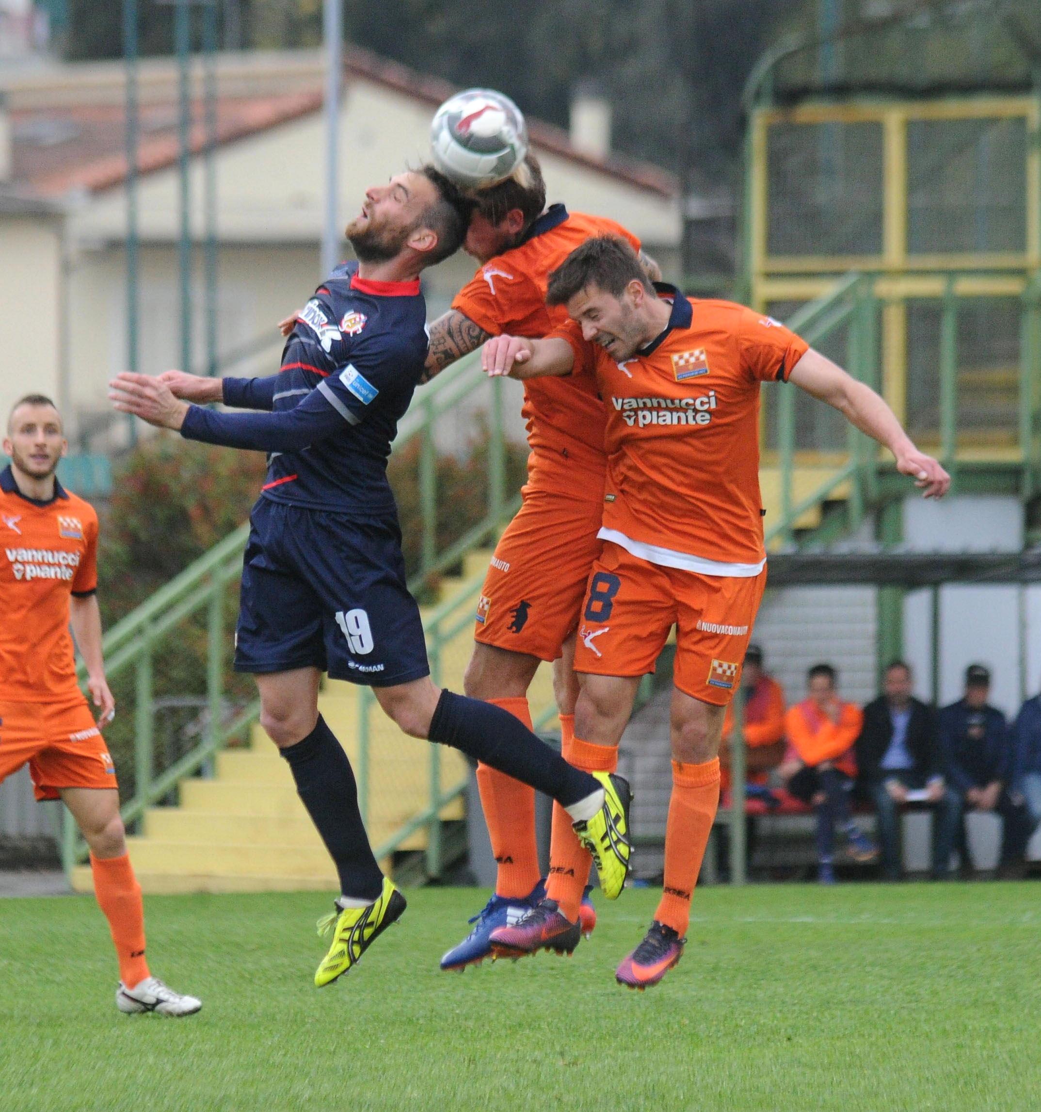 Un'azione della partita (foto Gori)