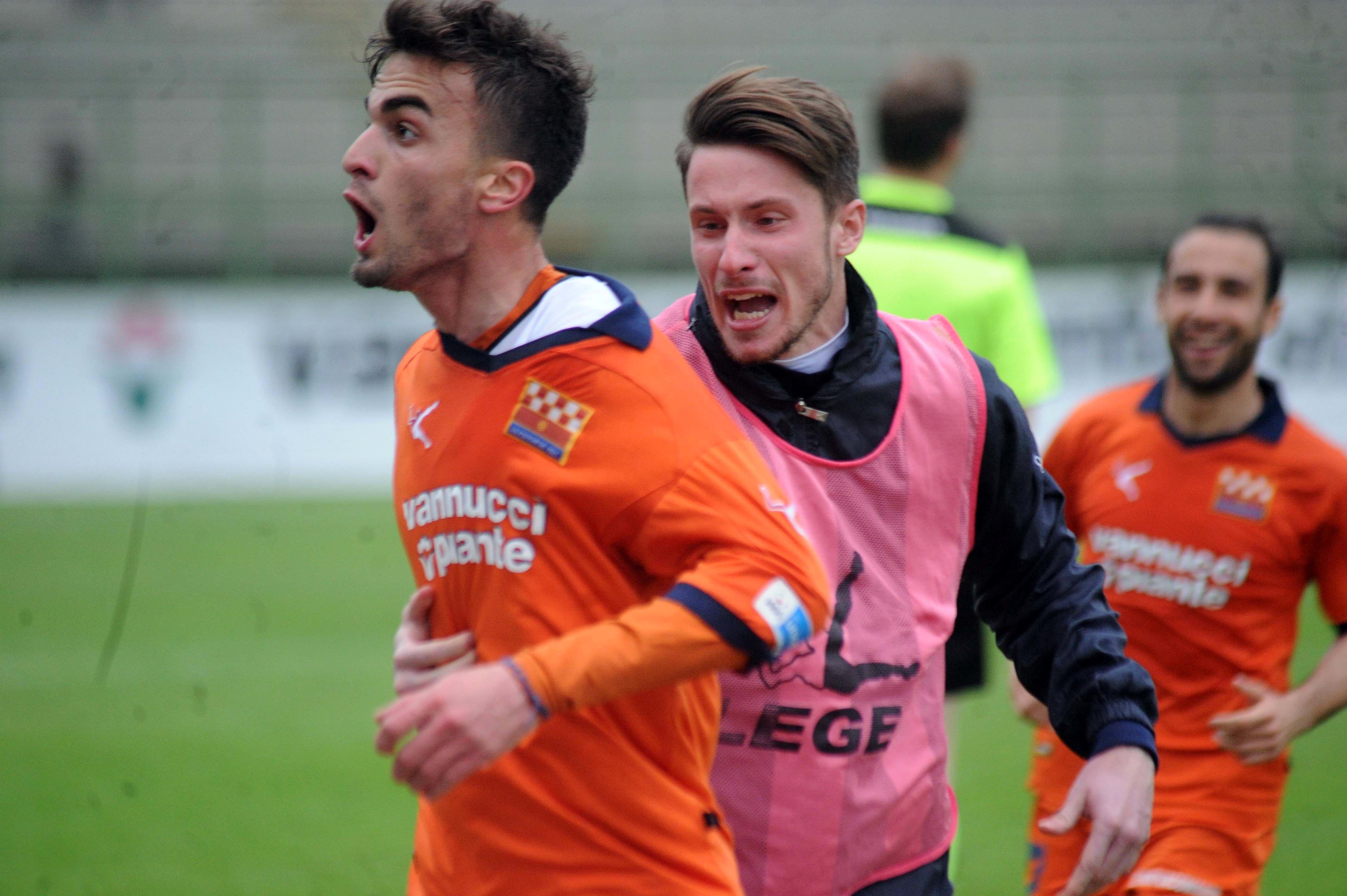 L'esultanza di Filippo Boni dopo il gol del 2-0  (foto Gori)