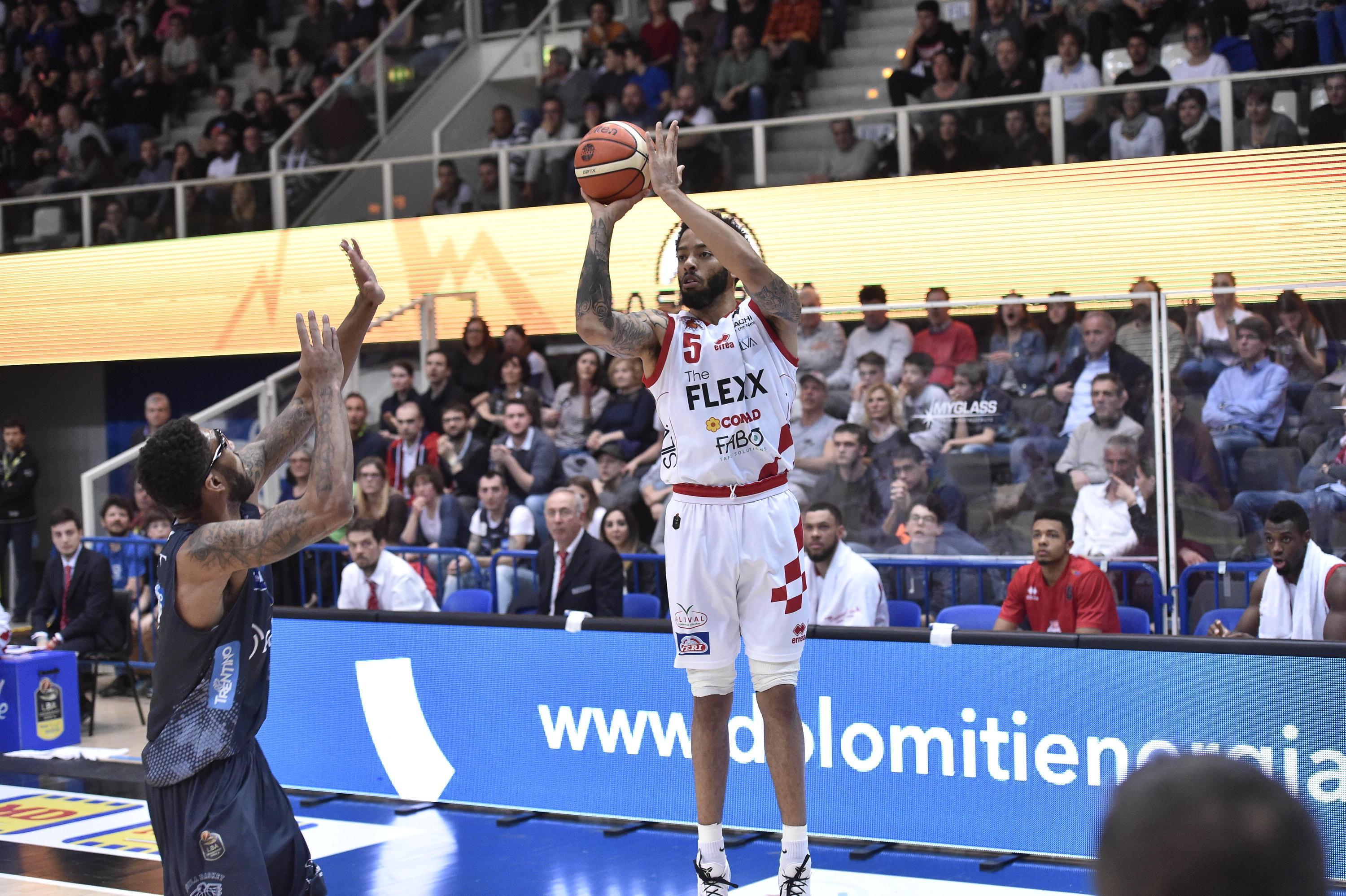 Terran Petteway al tiro