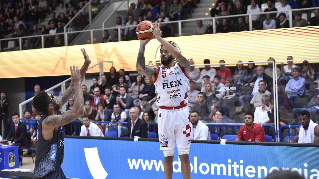 Terran Petteway al tiro