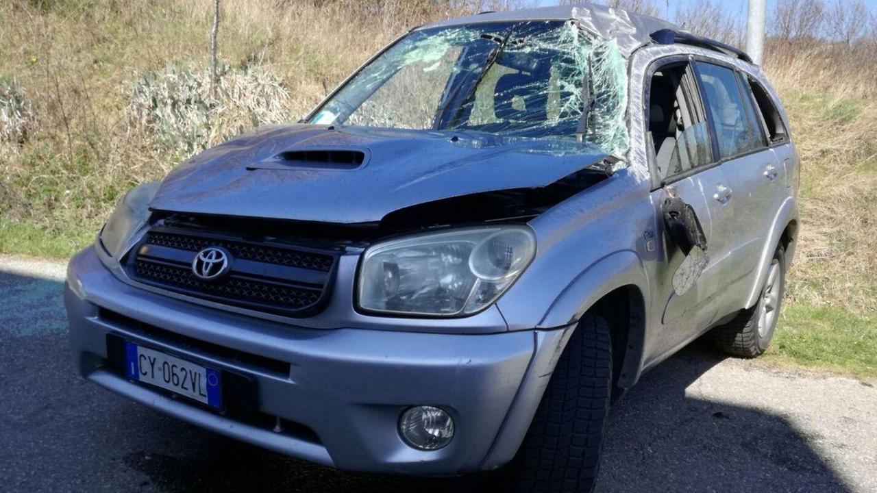 Auto cappotta, grave un’anziana