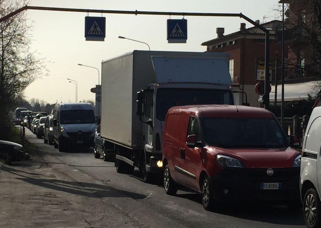 Anas riasfalta la via Emilia, tutti in colonna a Ponte Enza
