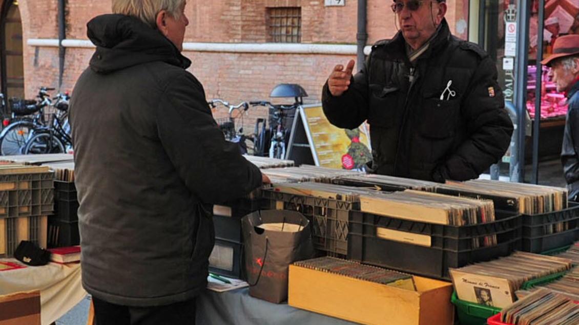 Piazza XX settembre, debutta il mercato del libro e del vinile