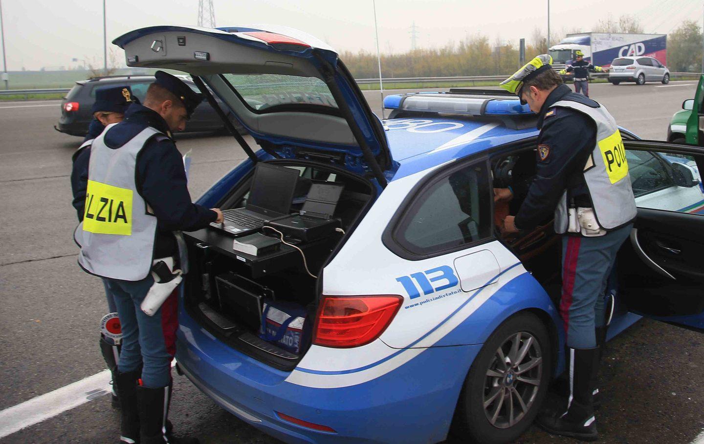 A 16 anni le prende l’auto, nonna multata 