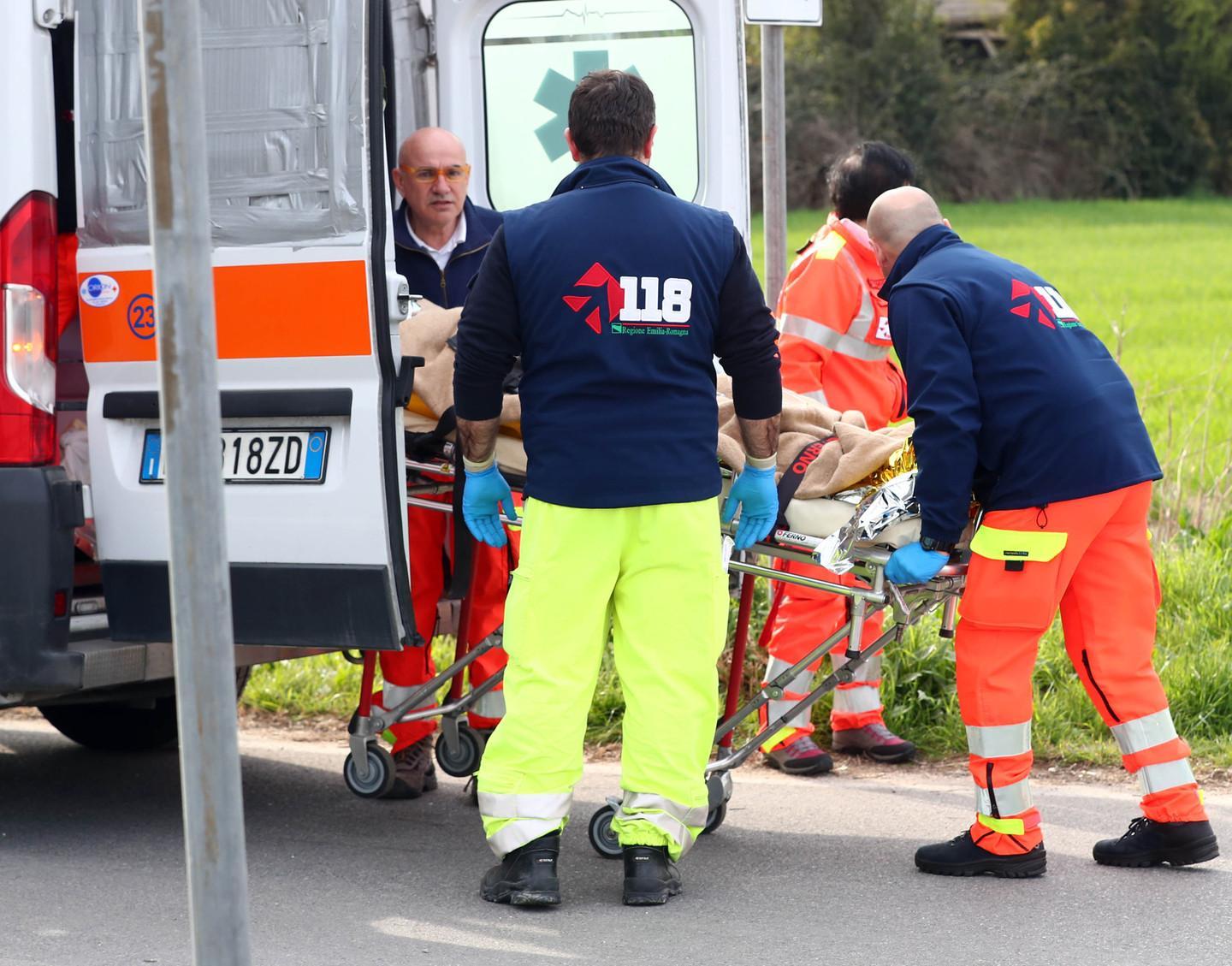 Si accascia sul marciapiede mentre sta passeggiando  