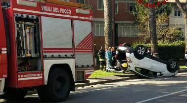 Auto sbanda e si ribalta a Galceti