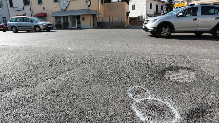 Ciclista travolto da un’auto all’incrocio