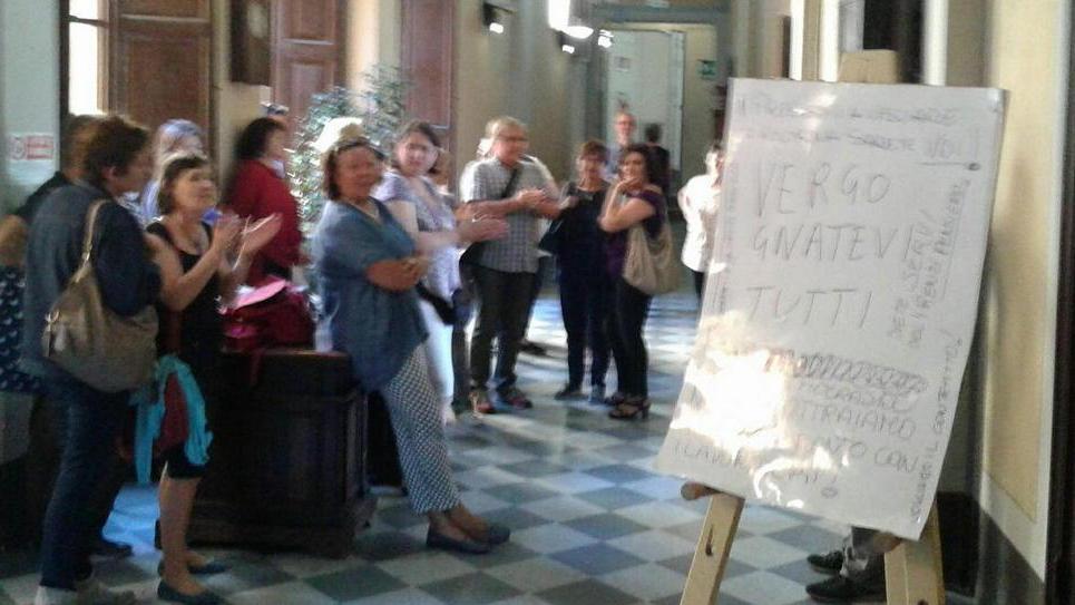 «Basta assumere solo capi il Comune pensi ai precari»