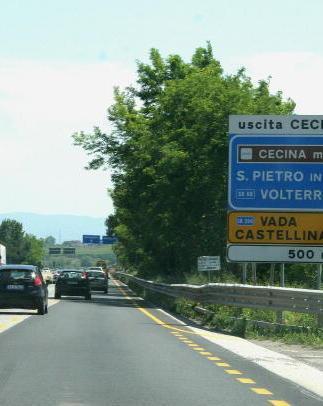 Fuga a folle velocità sullo scooter rubato 