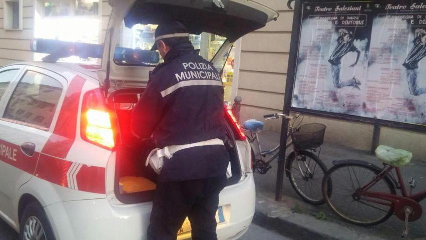 Fa inversione con l’auto in via De Larderel: multato