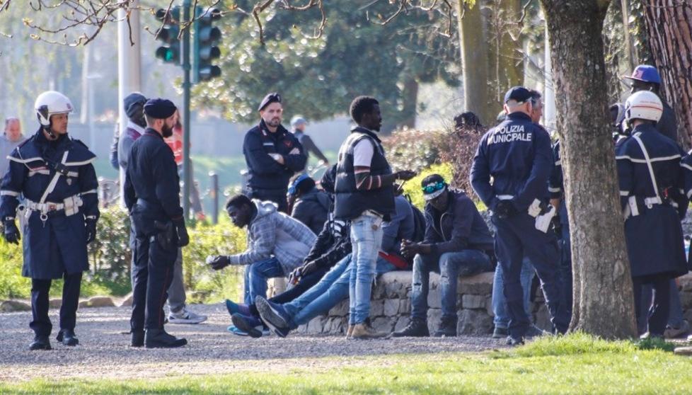 Tutti chiedono asilo, qualcuno spaccia 
