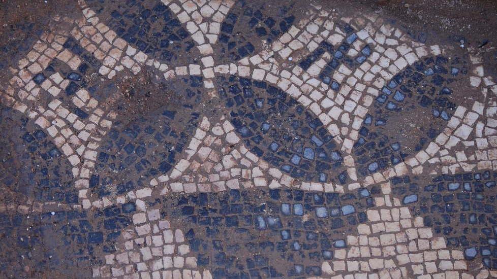 Riportato alla luce un foro romano con mosaici e mura 