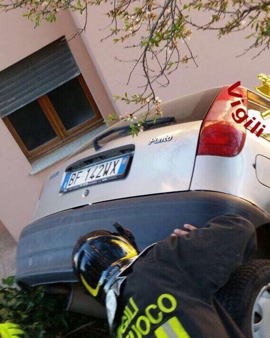 Gavoi, 62enne finisce con l’auto in un orto