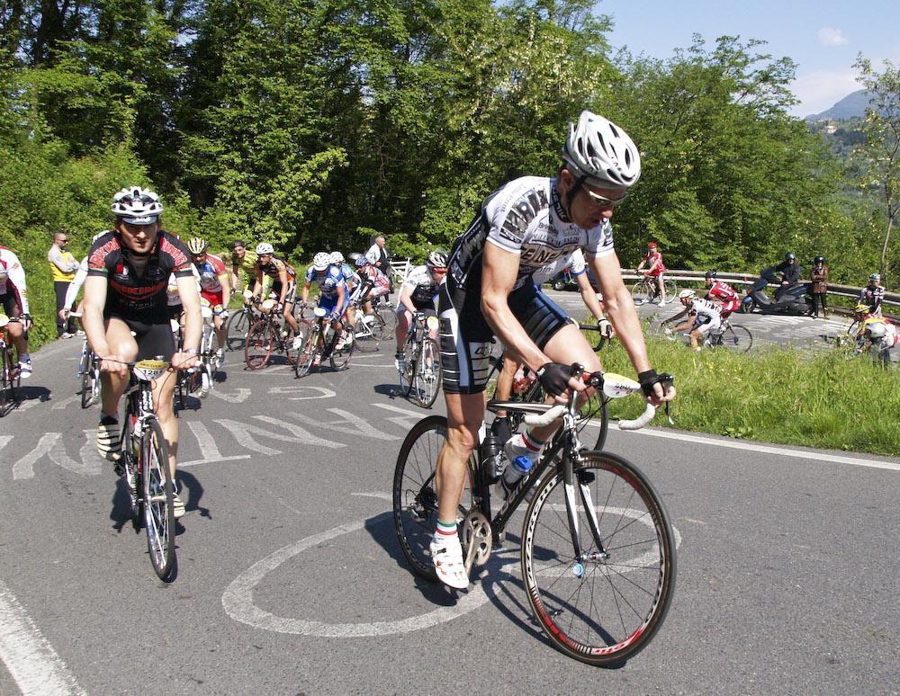 I corridori della Gran Fondo sui tornanti del Pitoro in una foto d'archivio
