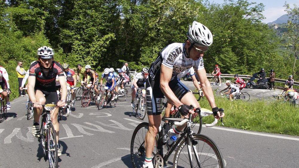 I corridori della Gran Fondo sui tornanti del Pitoro in una foto d'archivio