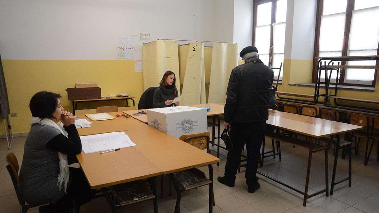 Un seggio elettorale per il referendum su Abbanoa