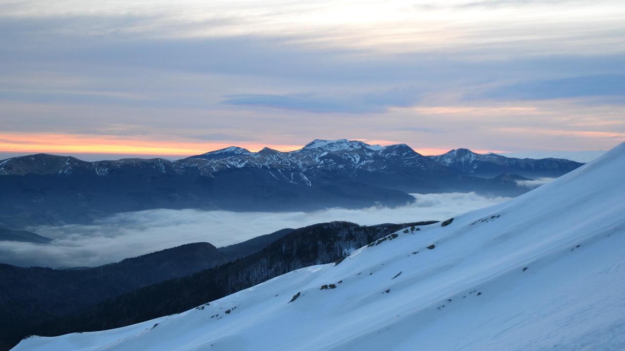 La suggestione dell'alba in alta quota (foto Jolly, Tiziano Vivarelli)