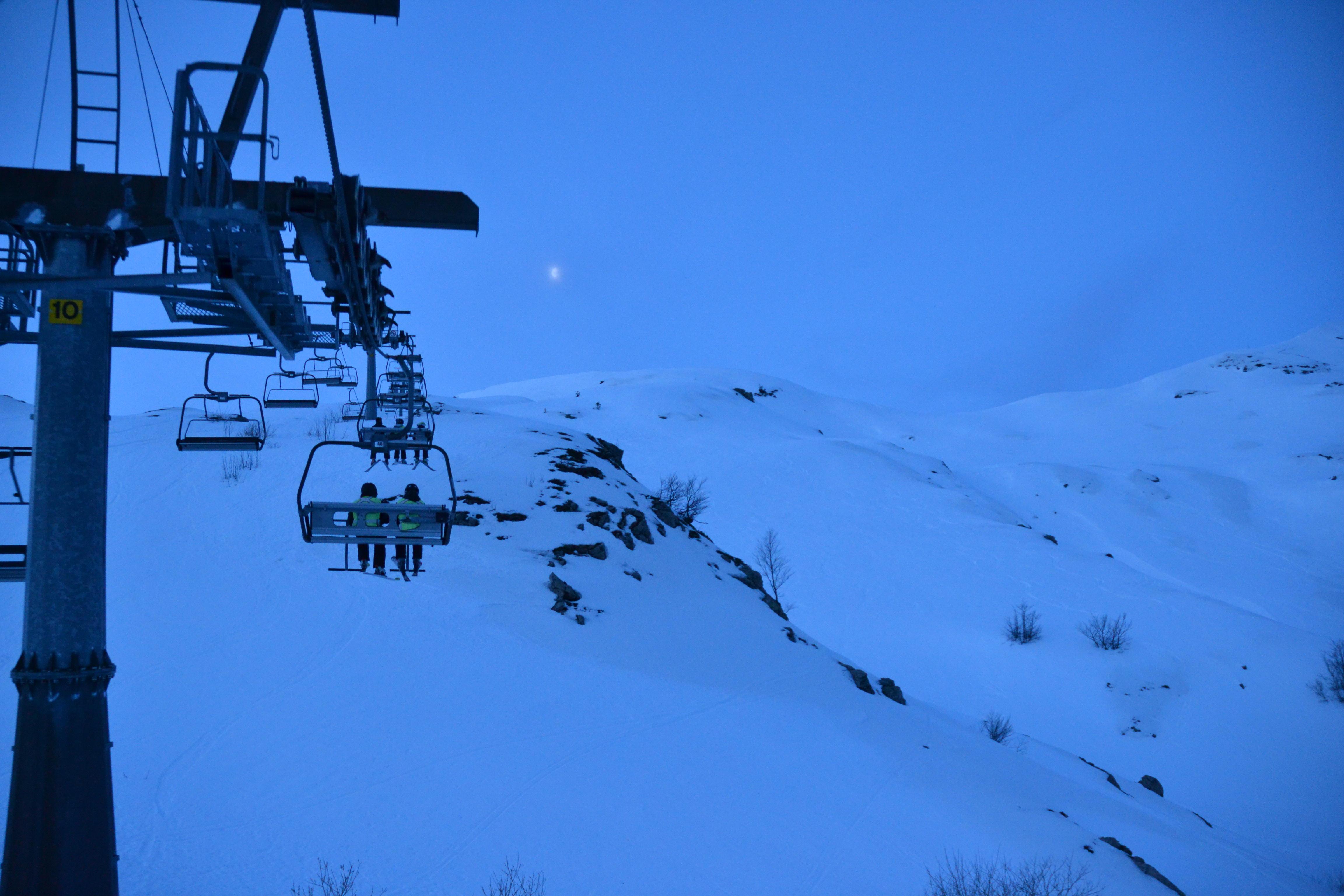 Sulla sciovia, all'alba, in Val di Luce (Jolly Foto)