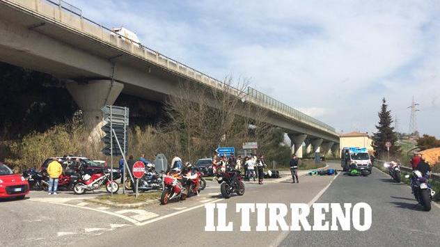 I mezzi intraversati sulla 206 dopo il grave incidente (Foto Michele Falorni/Silvi)