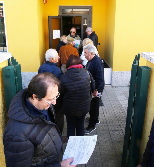 Contribuenti in coda davanti alla sede del Consorzio a Ponte Buggianese