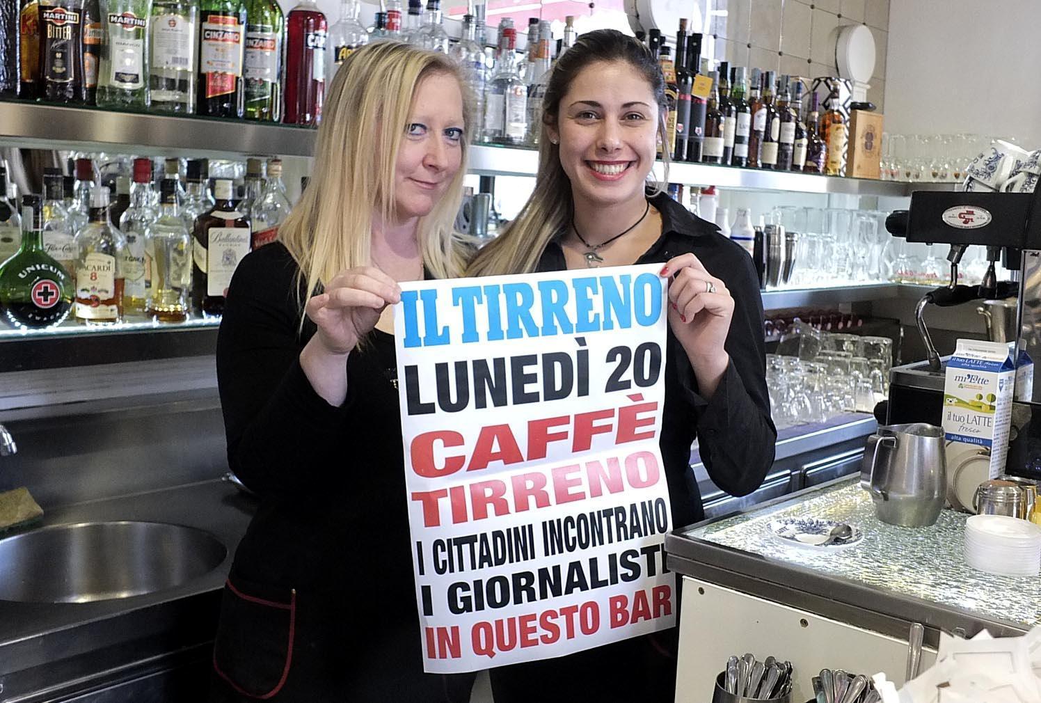 Juliette Romboli e Carolina Irabedra con la locandina che annuncia "Caffé Tirreno"
