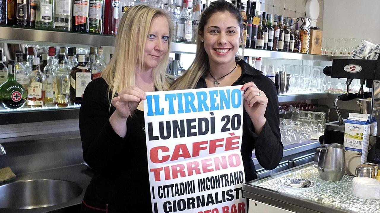Juliette Romboli e Carolina Irabedra con la locandina che annuncia "Caffé Tirreno"