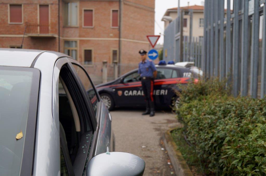 Val d'Enza, danneggia l'auto del rivale in amore e lascia biglietto