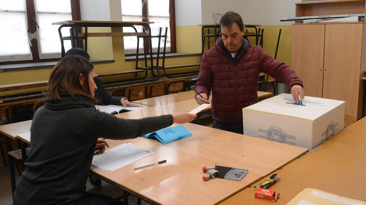 Un elettore al seggio per il referendum su Abbanoa (foto Francesco G. Pinna)