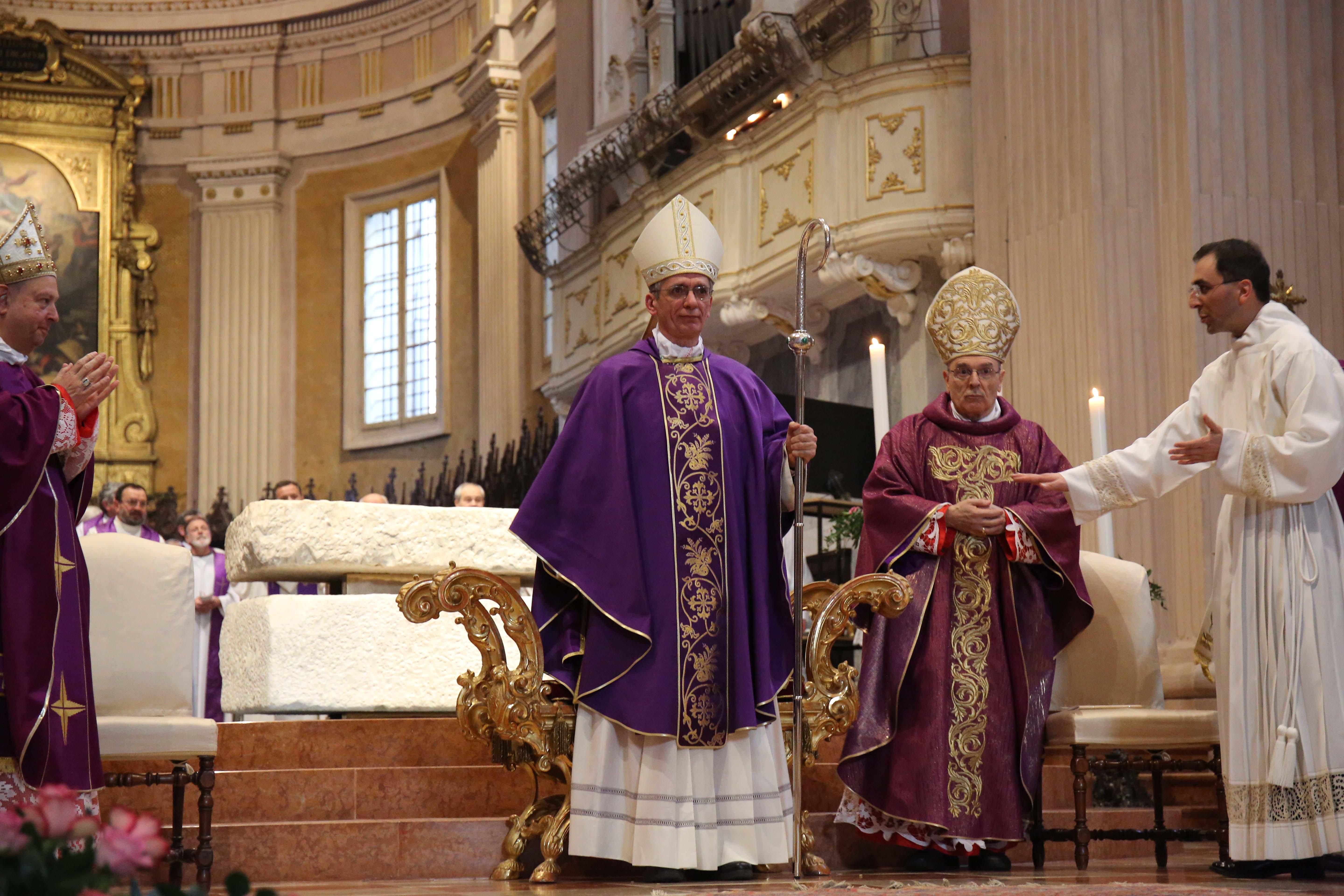 Il vescovo Daniele Gianotti dopo la sua proclamazione nel Duomo di Reggio Emilia