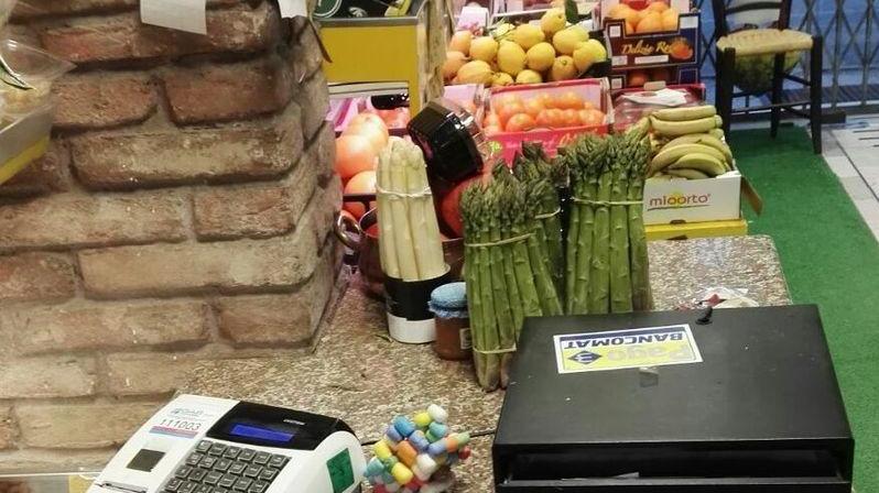 Ladri all’ortofrutta fuggono quando la vicina si affaccia