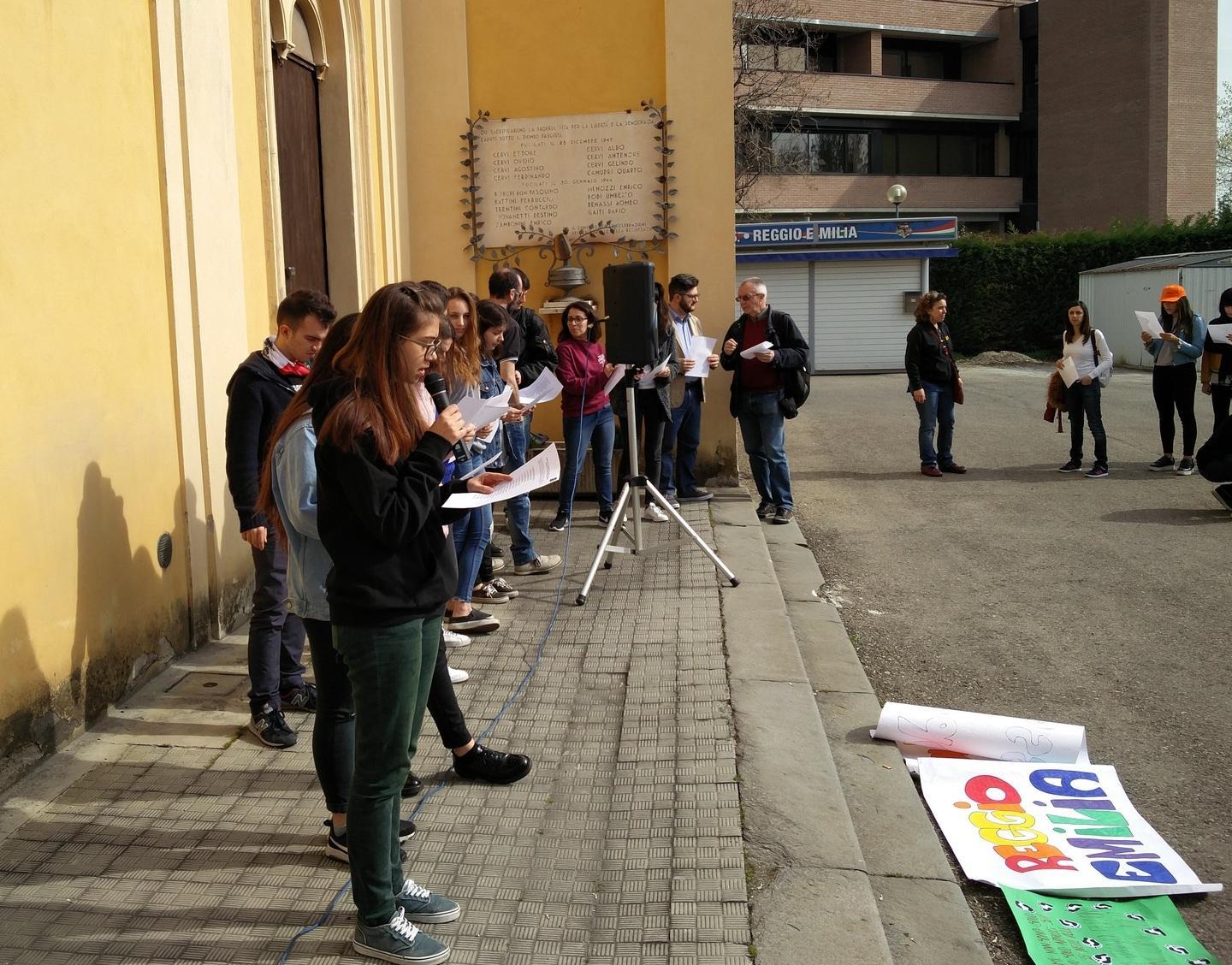 In duecento per l’abbraccio al tribunale 