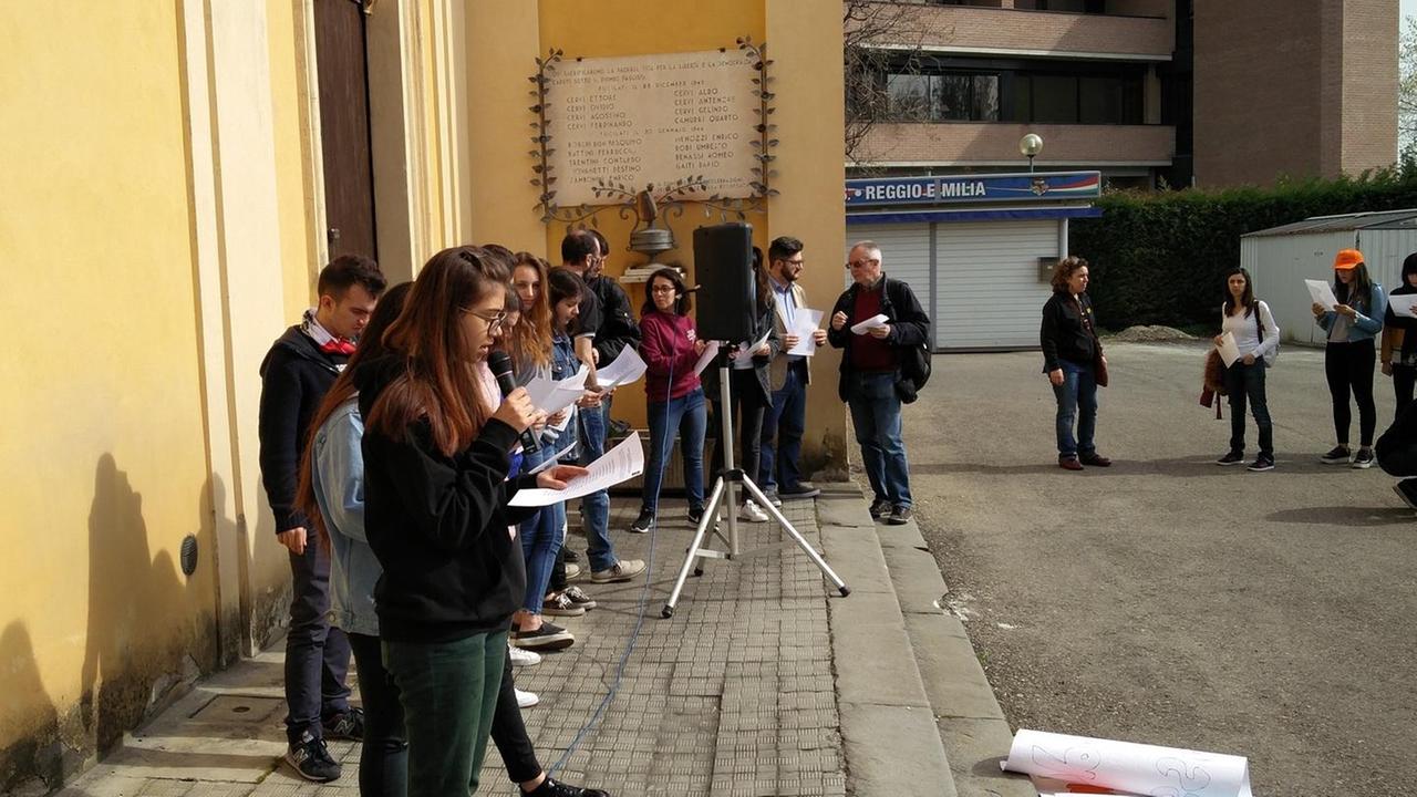 In duecento per l’abbraccio al tribunale