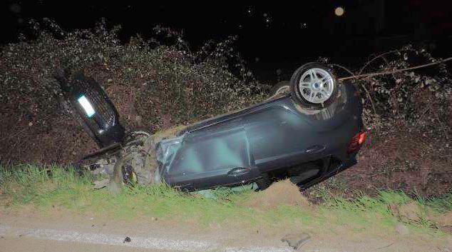 Auto contro un palo della luce 