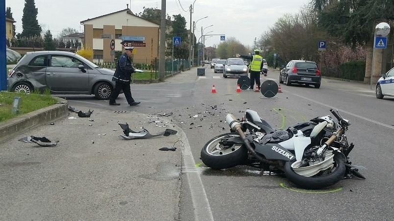 Scontro tra auto e moto Ferito un motociclista